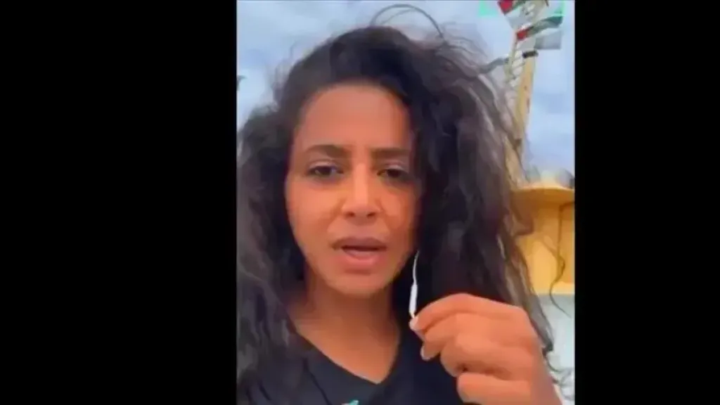 صحفية يهودية من أصول يمنية تتخلى عن جنسيتها الإسرائيلية وتنضك إلى أسطول الحرية لكسر حصار غزة